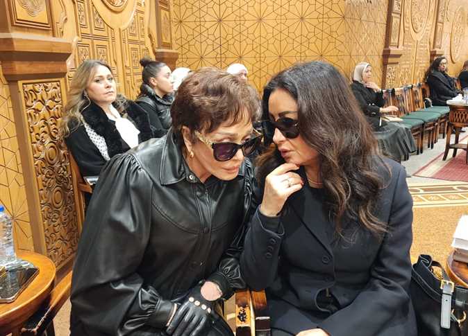 أنغام وكارول سماحة ونبيلة عبيد الأبرز... نجوم الفن يساندون لطيفة في عزاء والدتها بالقاهرة (صور)